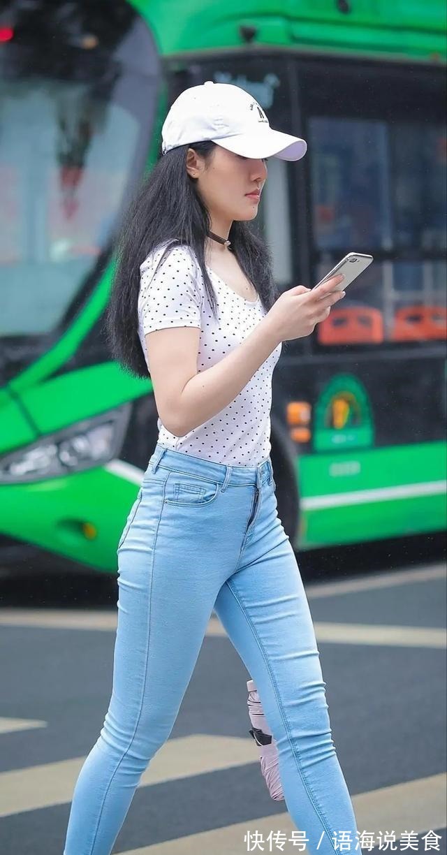 高跟鞋 白色波点上衣搭配蓝色紧身牛仔裤,时尚精致,穿出高级感