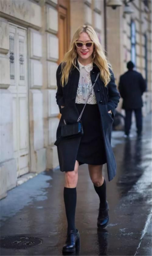 品位|今冬“过膝袜”可少不了,遮肉保暖又减龄,有品位的女人最爱穿它