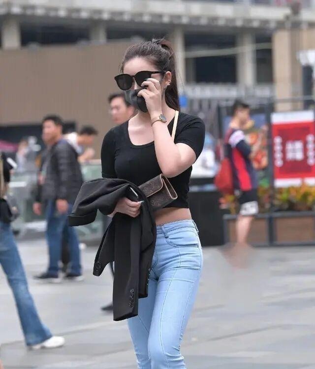 穿搭 长腿姑娘适合穿瑜伽裤,拉长身材比例,风靡街头