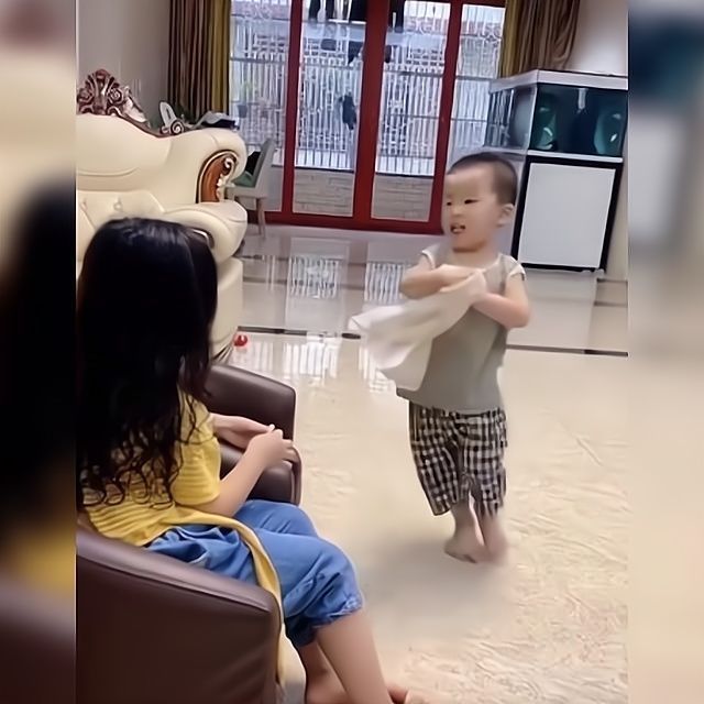 规矩|弟弟“伺候”刚洗完澡的姐姐火了,网友:让姐姐收拾得明明白白的