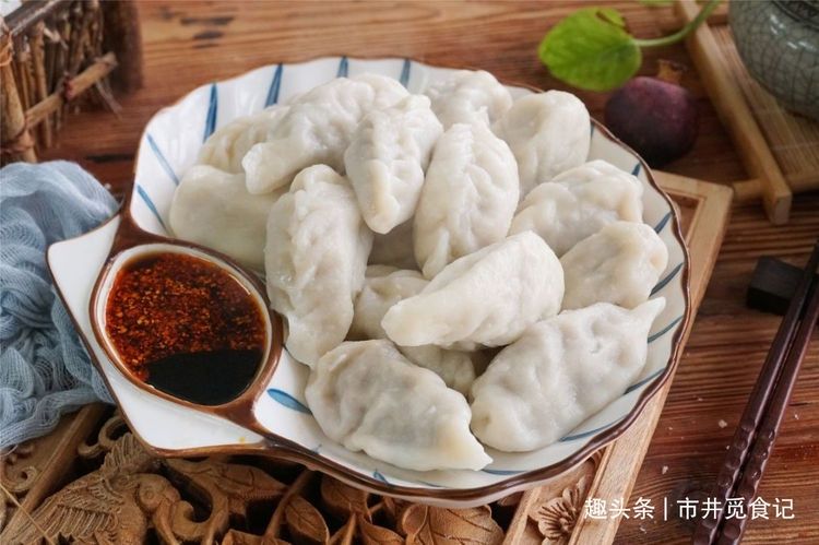 做萝卜猪肉馅饺子，萝卜的处理是关键，方法对了，饱满多汁味道香
