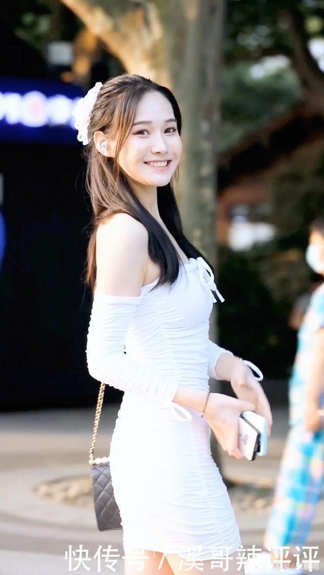 搭配|街拍白色休闲衫搭配黑色瑜伽裤,显腿显身姿