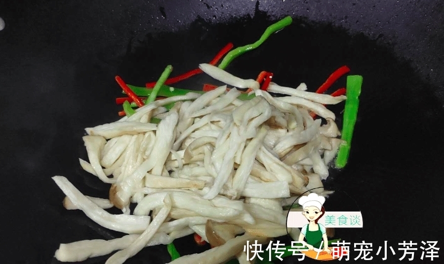 老少皆宜|这三样食材一起炒,不放肉也很鲜,难怪儿子爱吃,做法简单还营养