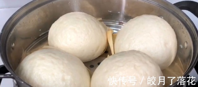蒸馒头发面有人用白糖,有人用鸡蛋,却不知用它发面,馒头更蓬松!