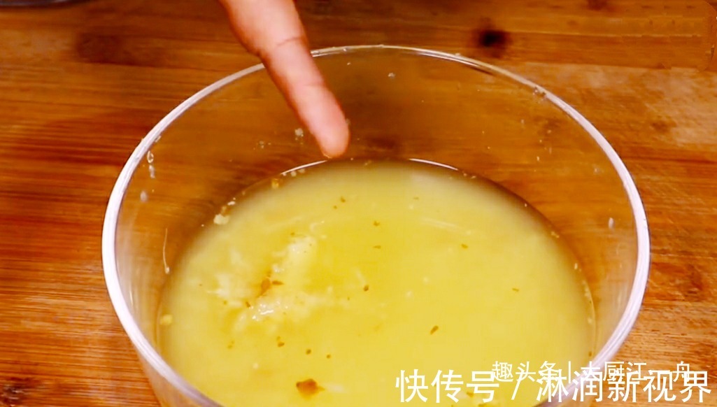 把一个牙膏挤在生姜上,真是太实用了,许多人不知道,看完试试吧