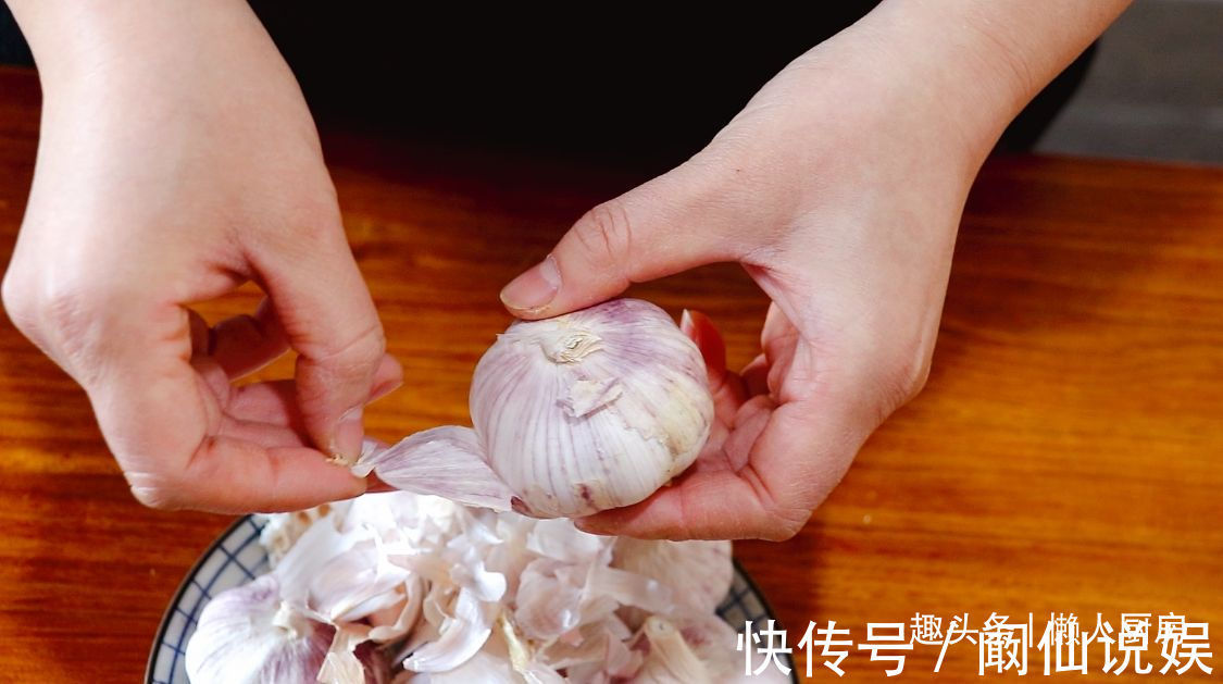 可口|腌腊八蒜,牢记3要3不要,大蒜个个碧绿,汤汁清澈,爽脆可口