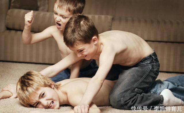 打架的话|小孩打架家长怎么处理?不要烦躁,从五个方面入手,应对更正确