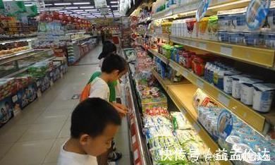 小张|6岁女娃逛超市不买东西,店员怀疑偷窃,翻开孩子口袋,店员泪目