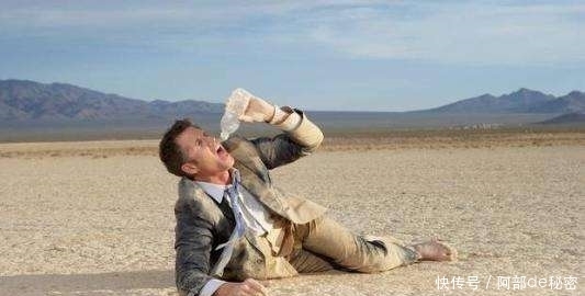 恶习|3个喝水的“恶习”,或许让肾脏越来越“差”,不妨尝试这样喝水