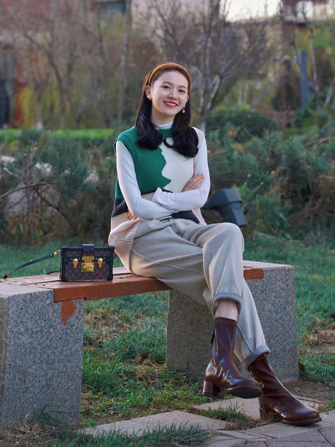 搭配 看了这位姐姐的搭配,才知道“毛衣”的时尚,基础款穿出高级感