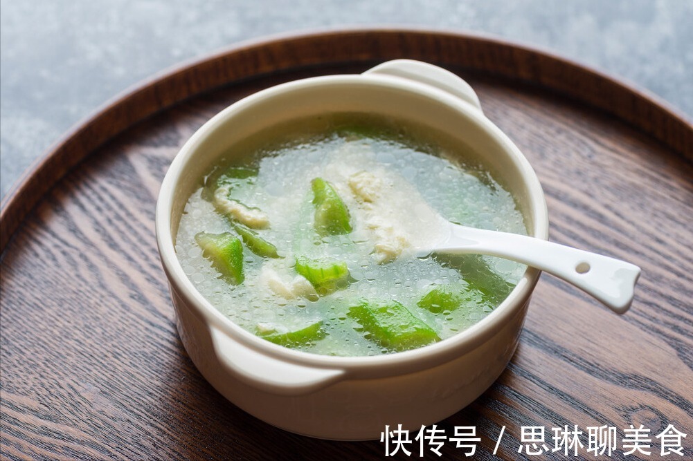 丝瓜汤|做丝瓜汤,切记不要直接下锅,掌握这1步,汤鲜味美,颜色不变黑