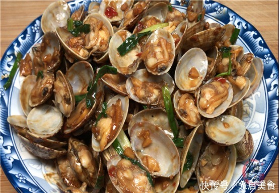 今天才知道,洗花蛤不能只加盐,老渔民用它泡一泡,花蛤狂吐沙