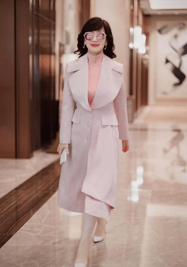 ?女人到了中年，穿衣打扮要“得体”，更要学会不装嫩也不显老