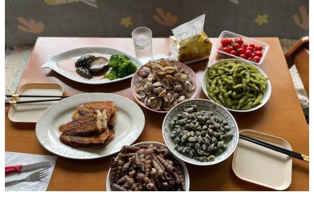 社交平台|黄晓明回家和妈妈姥姥相聚,菜肴丰盛可口,饭桌旁的结婚照太惹眼