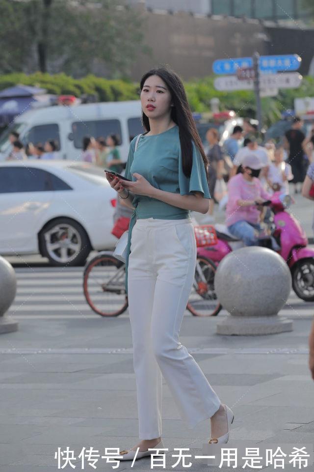 街拍美女一身简单又好看的休闲裤穿搭,造型方面显得亮眼了许多