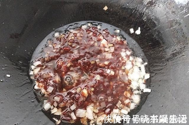 吃起来|入秋,这菜再不吃就下市了,腌制好做成包子蒸一锅,吃起来特香