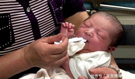 曾女士|出生20天婴儿脖子“溃烂”,新生儿稚嫩的脖子妈妈应该怎么护理?