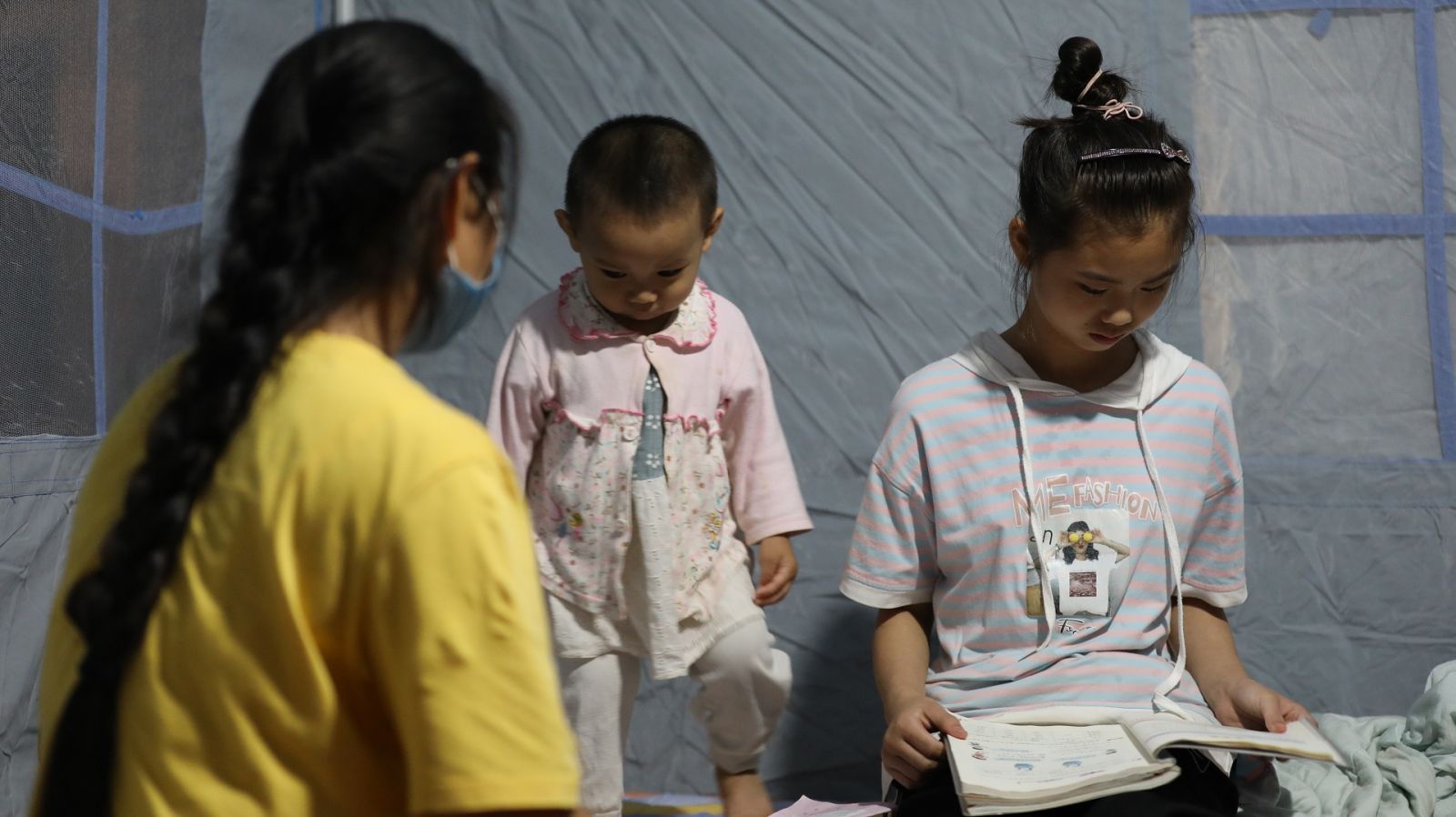 安置|海报直击丨泸州震后首夜：安置点有餐食有医生，孩子们在帐篷里读书