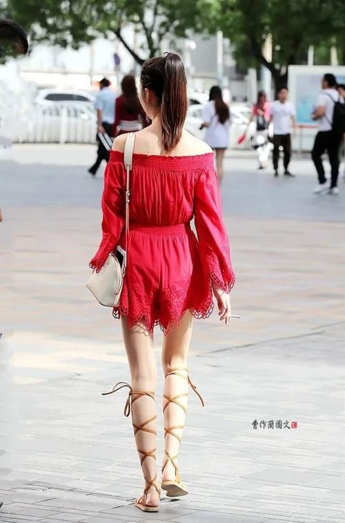 优雅|街拍：一字肩美女，穿出妩媚和优雅