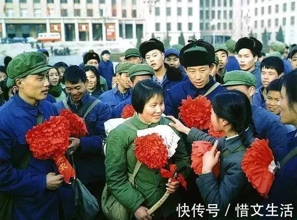 年画@老照片:70年代初,只有书店才卖年画,大碗茶是蓝边碗