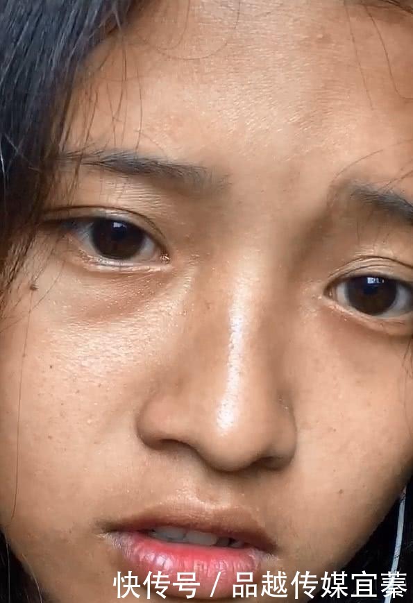 抖音最“丑”素颜女孩走红,五官出奇美,网友:和网红只差化妆品