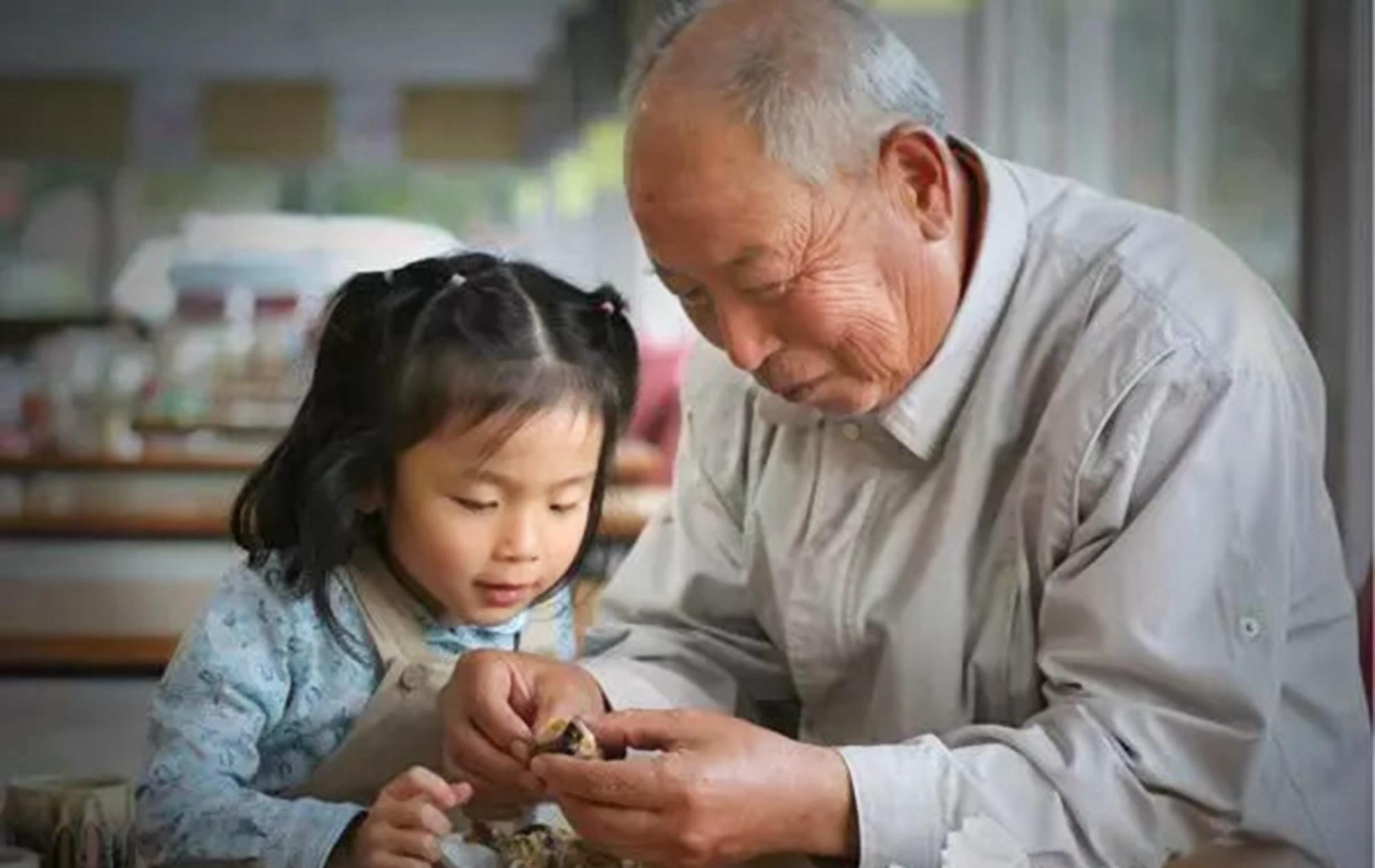 讲述者|“带孙子”和“带外孙”哪个好？过来人说出大实话，儿女真该反思