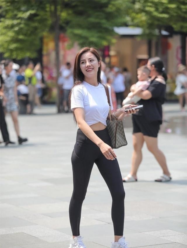 休闲 黑色瑜伽裤搭配白色休闲上衣,青春靓丽,甜美可爱!