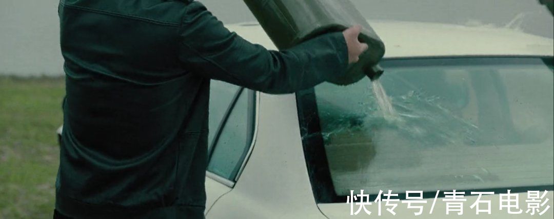 边抽烟边加油、豆瓣掉到仅剩3分，陈小春新片怎么又刷低下限了？