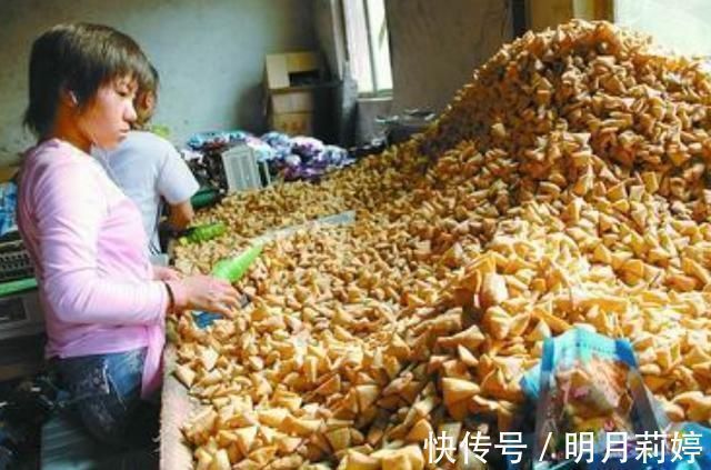 蜜饯|孩子正在无形中被“催熟”,这3种上黑榜的零食,别再给娃吃了