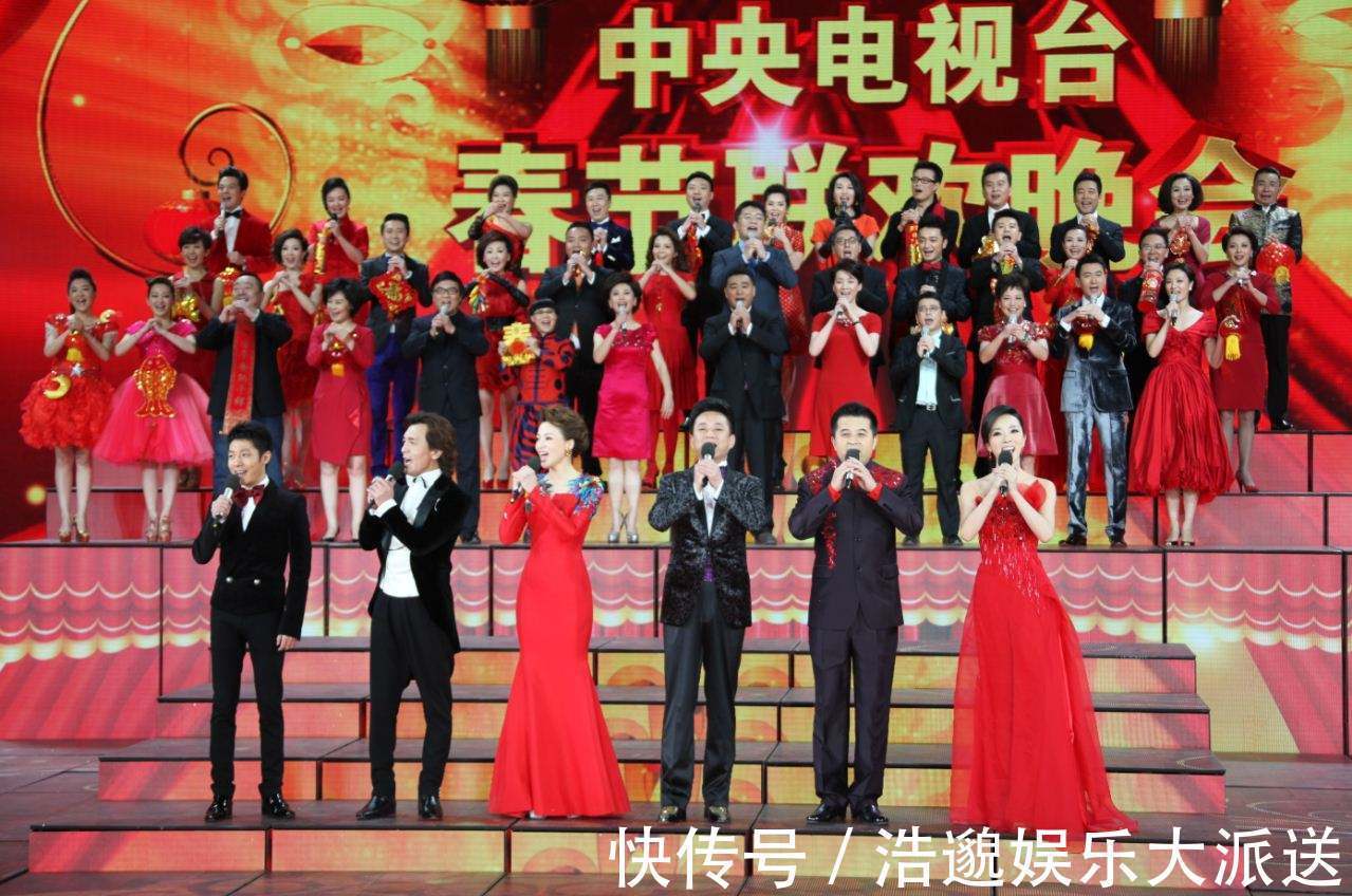 《新聞聯(lián)播》主持人為什么要低頭看稿他們手里的紙是干嘛用的