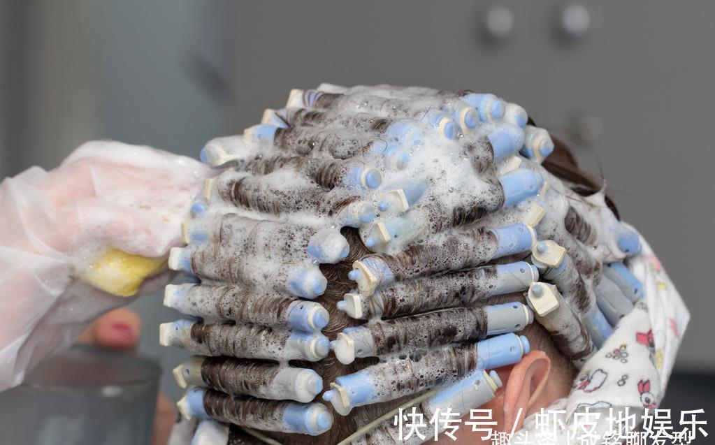 烫发|烫发间隔多久再烫好?怎么烫不伤发又保持时间久?看这三点就懂了