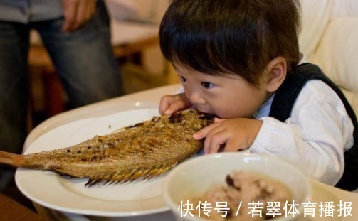 宝宝|四岁宝宝被鱼刺卡喉咙,母亲用这个方法取出刺,大夫连连夸赞