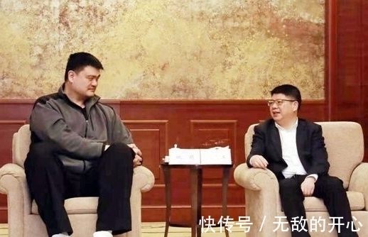 姚明|2米26姚明把椅子坐成小板凳！西裤有点短露脚脖子，像穿着九分裤