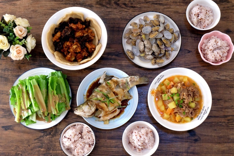 晒我家午餐,妈妈忙活一小时,家常菜营养美味,花钱不多全家爱吃