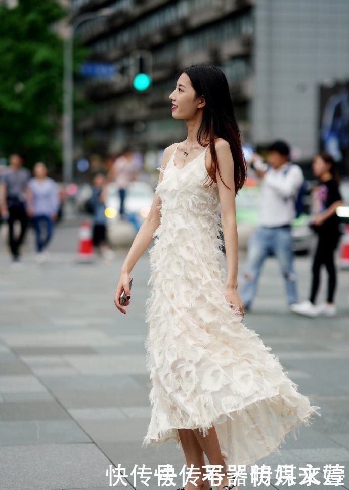 小姐姐穿绒毛的连衣裙美成仙女，笑容还这么甜美