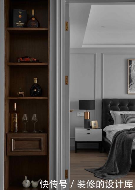 墙面|104平现代风两居室，美式元素护墙板，构建高雅生活空间