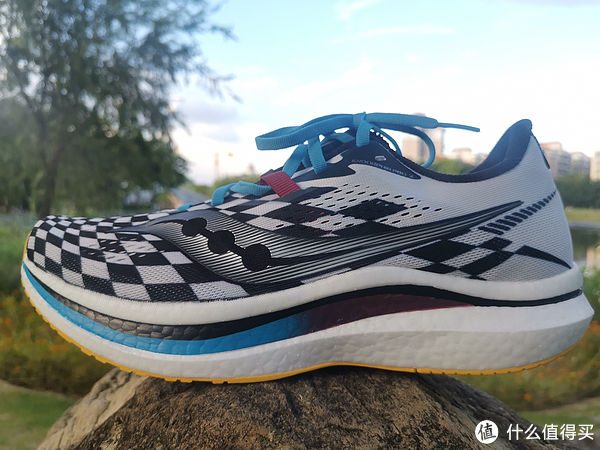 三兄弟|享受“风驰电掣”的感觉——Saucony Endorphin Pro 啡鹏2 碳板跑鞋测评