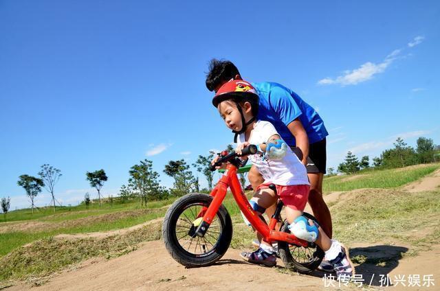 孩子|3岁女儿躺在地上不肯走,宝爸淡定处理获惊叹:上哪买来的孩子