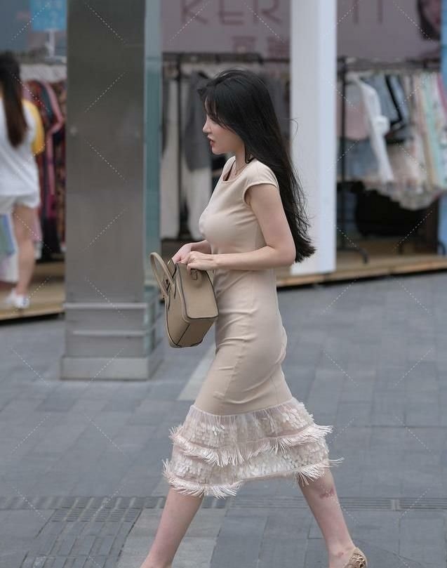 小姐姐 五官精致的小姐姐,杏色的修身连衣裙,知性优雅