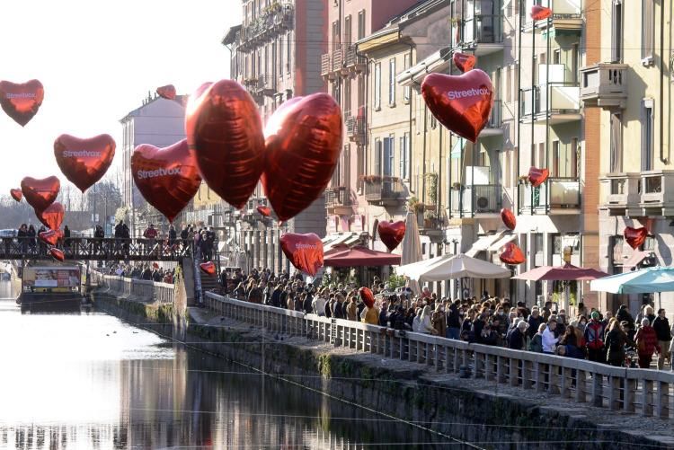 米兰|意大利米兰飘满红气球 庆祝情人节