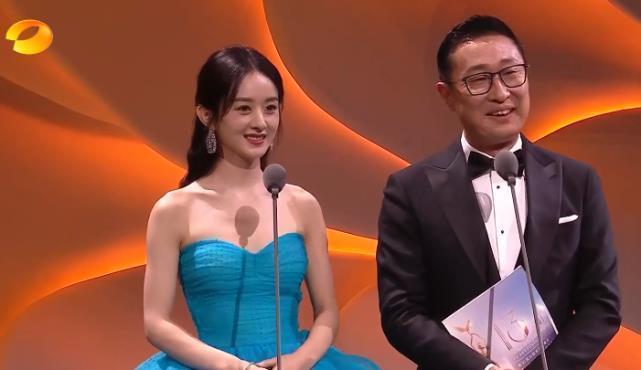金鹰节颁奖晚会错误频出,刘涛念错词主持有点尬,赵丽颖走错舞台