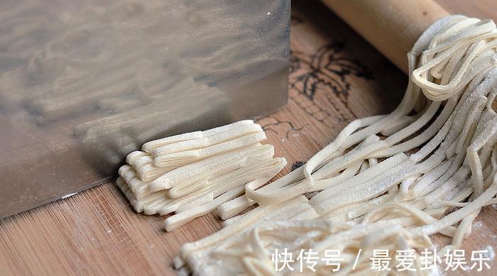 陕西人|老陕教你做正宗手擀面，和面时只加这1样，面条劲道爽滑
