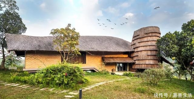 中薪|越南河内湖边民宅,土砖茅草打造的别墅!