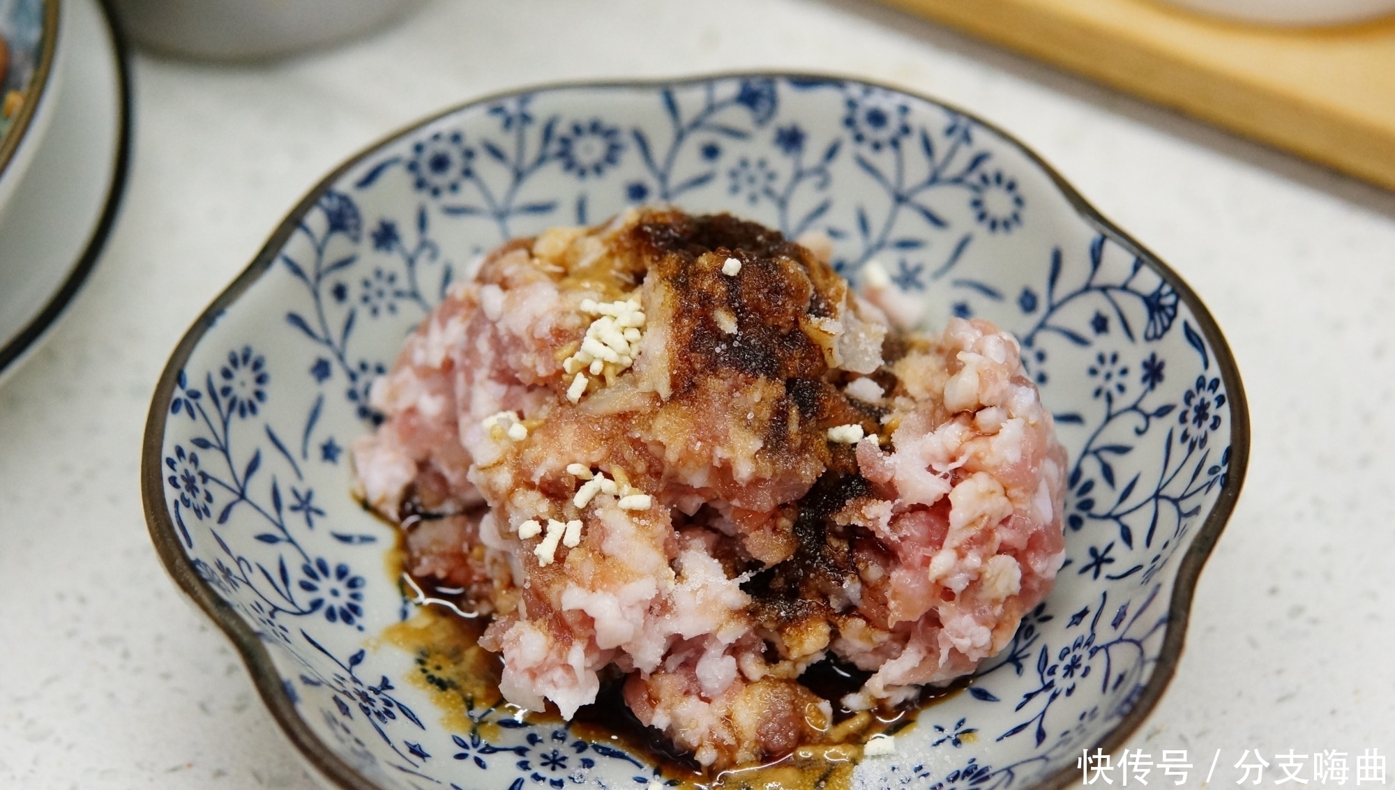 一两个人“就地过年”,教你用这2样做道下饭菜,拌面拌饭都贼香