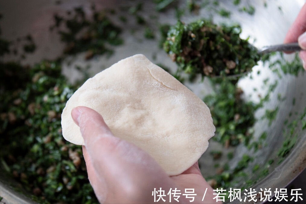 松软|蒸包子,万不可直接上锅蒸,牢记3个诀窍,包子鲜嫩松软,不塌陷