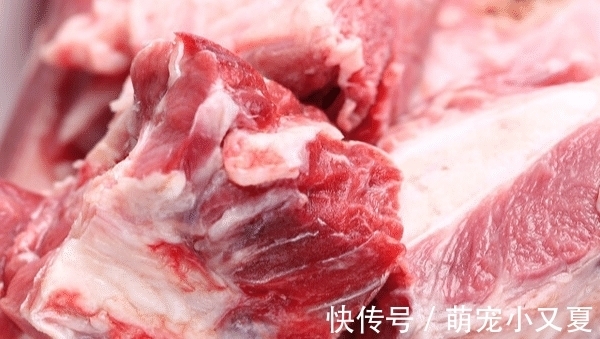 为啥排骨焯水后变得又柴又腥?看完大厨的操作才明白,是用错水了