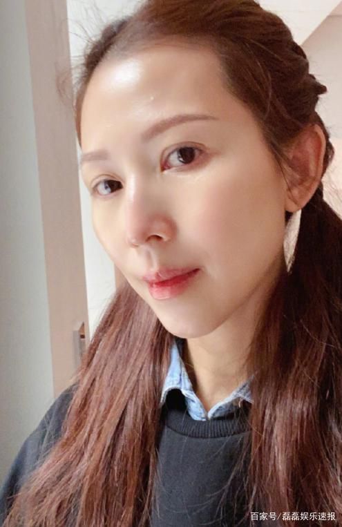 47岁蔡少芬晒泡汤沐浴照,素颜出镜不显老?张晋"吃醋"不让发!