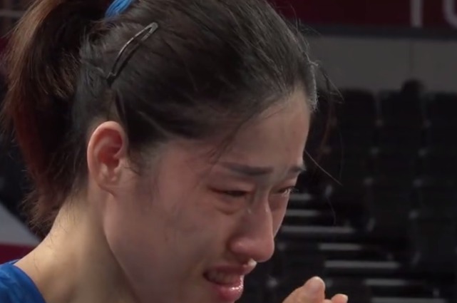 双手|感动!女排名将大哭,颜妮偷偷抹泪,郎平双手捧脸安慰袁心玥