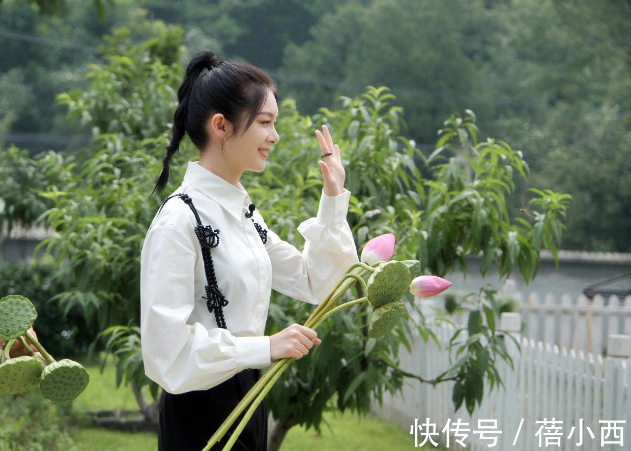 清冷|傅菁真是清冷美人,穿斑马纹上衣配长裤,又美又飒太有女强人气场