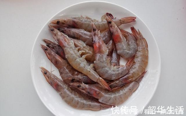大虾用盐埋起来，加热5分钟，咸香美味的盐焗虾就做好了
